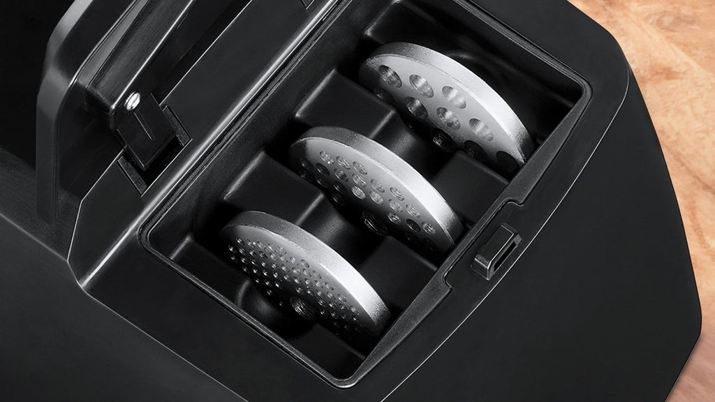 Bosch ProPower 2200W MFW68660 - Extra kraftfull köttkvarn med backningsfunktion, integrerad förvaring och överbelastningsskydd, på stadiga gummifötter, korvhorn ingår, svart