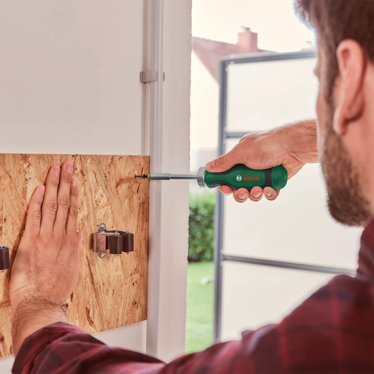Bosch spärrskruvmejsel med 12 bits (spärrskruvmejsel med högt vridmoment för effektiv, kraftig skruvdragning; uppfällbart bitsmagasin; 12 bits medföljer; magnetisk bitshållare)