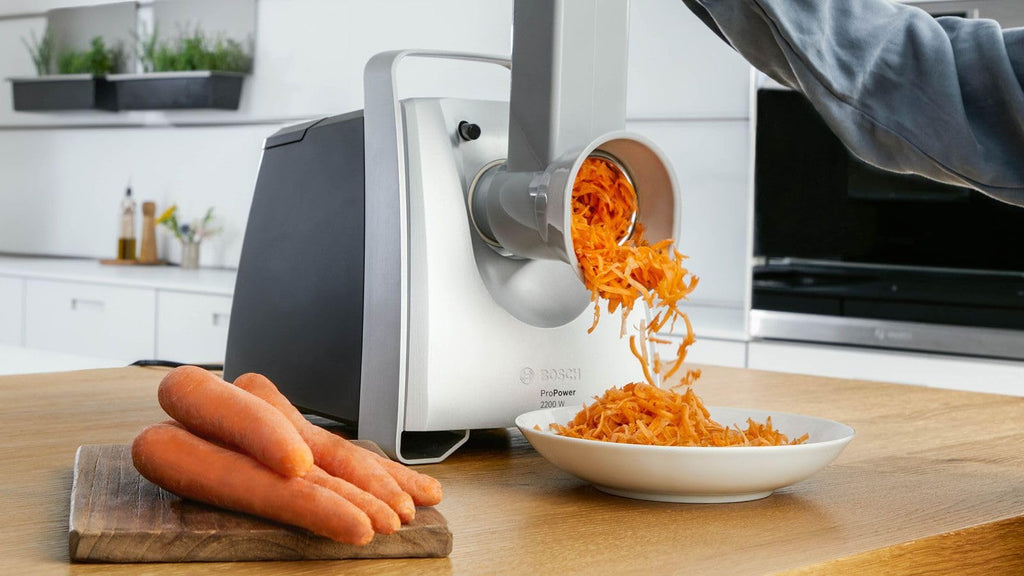 Bosch ProPower 2200W MFW68660 - Extra kraftfull köttkvarn med backningsfunktion, integrerad förvaring och överbelastningsskydd, på stadiga gummifötter, korvhorn ingår, svart