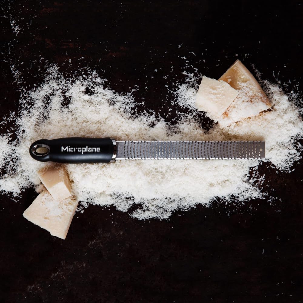 Microplane Zester Rivjärn i Black för Citrusfrukter, Parmesan, Ingefära, Choklad och Muskotnöt med fint blad av rostfritt stål – Tillverkad i USA