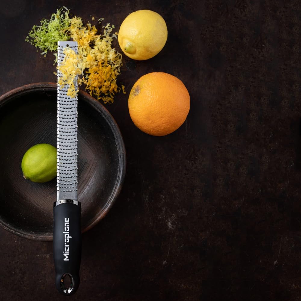 Microplane Zester Rivjärn i Black för Citrusfrukter, Parmesan, Ingefära, Choklad och Muskotnöt med fint blad av rostfritt stål – Tillverkad i USA