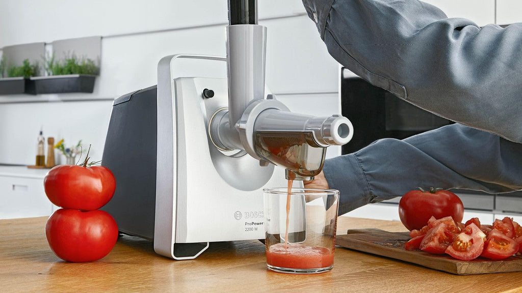 Bosch ProPower 2200W MFW68660 - Extra kraftfull köttkvarn med backningsfunktion, integrerad förvaring och överbelastningsskydd, på stadiga gummifötter, korvhorn ingår, svart
