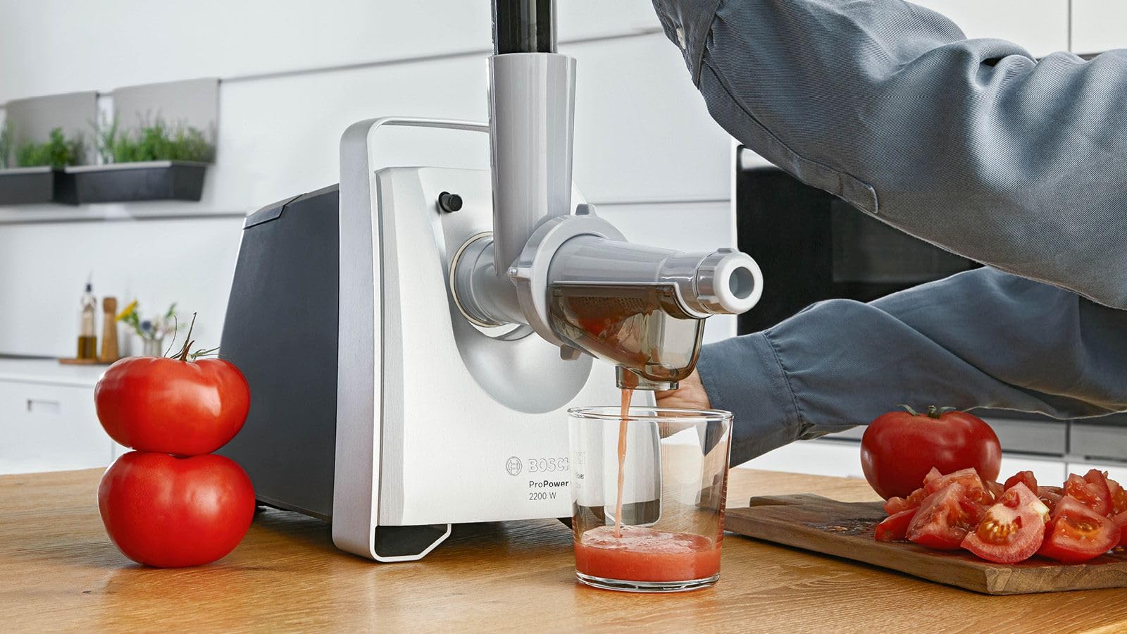 Bosch ProPower 2200W MFW68660 - Extra kraftfull köttkvarn med backningsfunktion, integrerad förvaring och överbelastningsskydd, på stadiga gummifötter, korvhorn ingår, svart