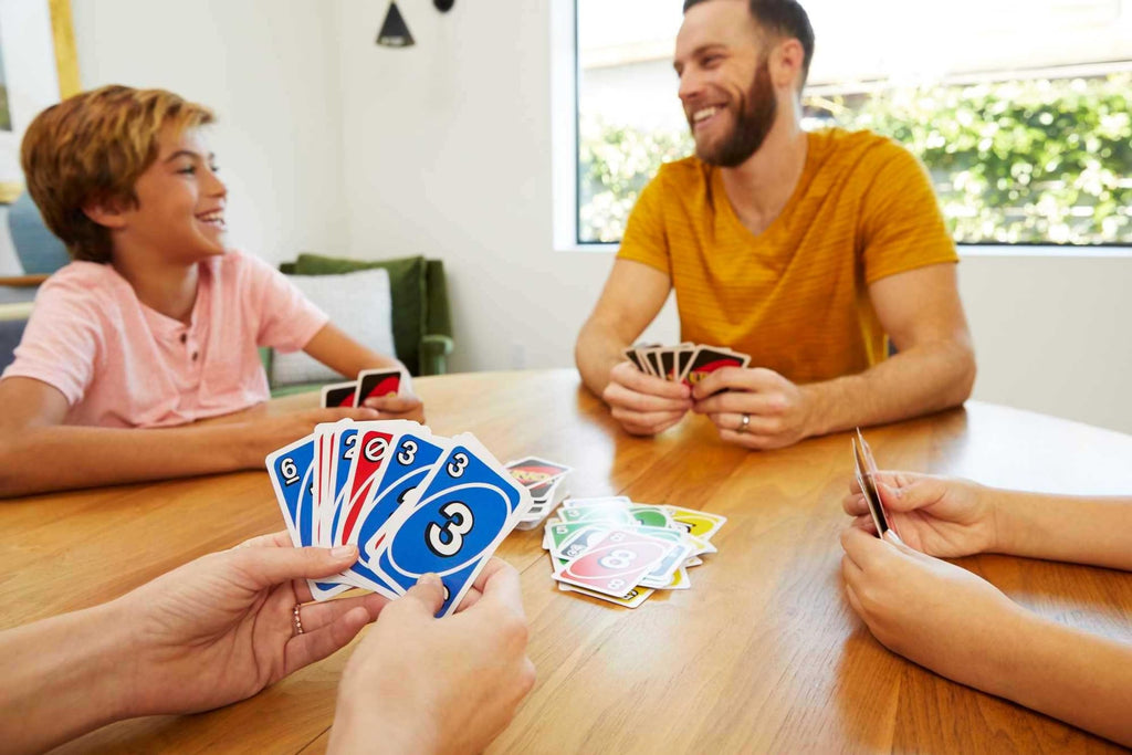 Mattel Games W2087 - UNO kortspel och brädspel, lämplig för 2 - 10 spelare, kortspel och brädspel för 7 år och uppåt
