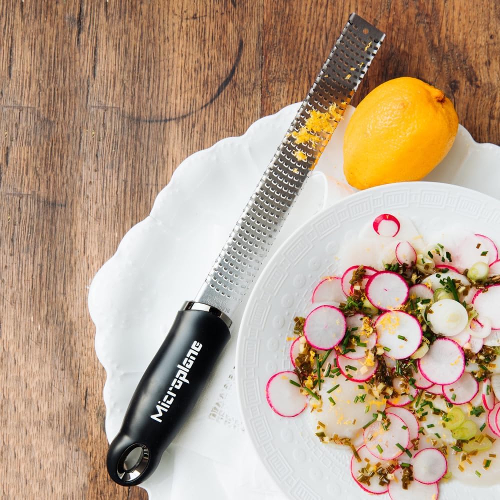 Microplane Zester Rivjärn i Black för Citrusfrukter, Parmesan, Ingefära, Choklad och Muskotnöt med fint blad av rostfritt stål – Tillverkad i USA