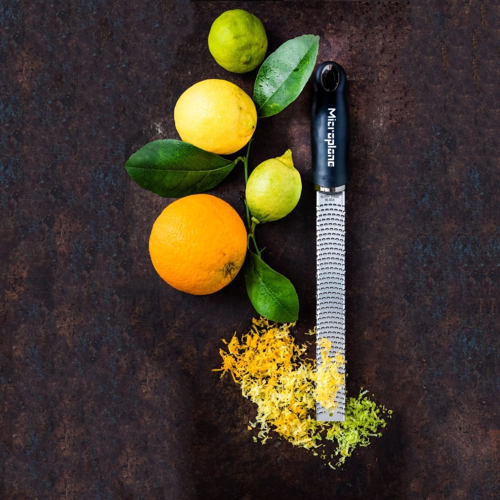 Microplane Zester Rivjärn i Black för Citrusfrukter, Parmesan, Ingefära, Choklad och Muskotnöt med fint blad av rostfritt stål – Tillverkad i USA