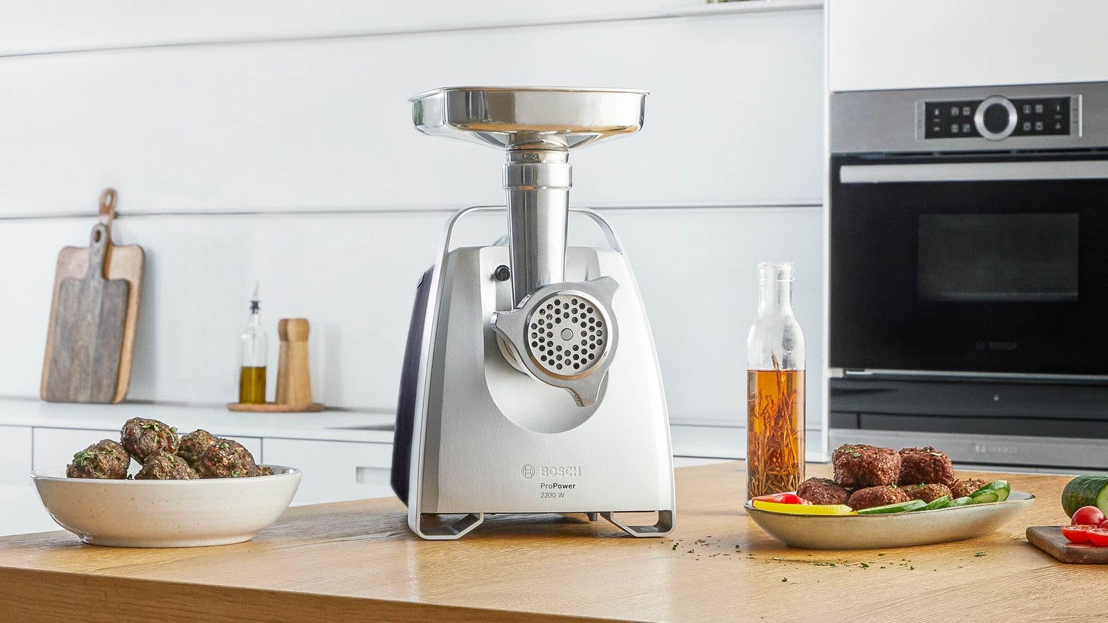 Bosch ProPower 2200W MFW68660 - Extra kraftfull köttkvarn med backningsfunktion, integrerad förvaring och överbelastningsskydd, på stadiga gummifötter, korvhorn ingår, svart