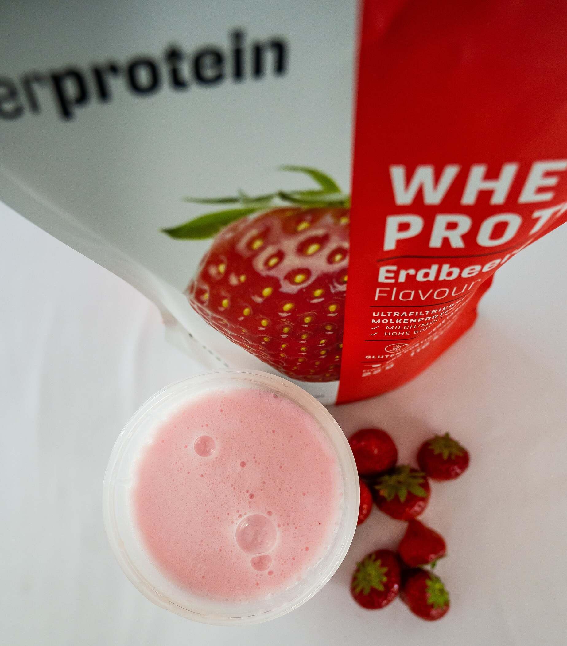 Whey Protein – jordgubbe 1 kg – producerad i Tyskland från regional mjölk – BetterProtein® – Proteinpulver för muskeluppbyggnad och minskning – påse