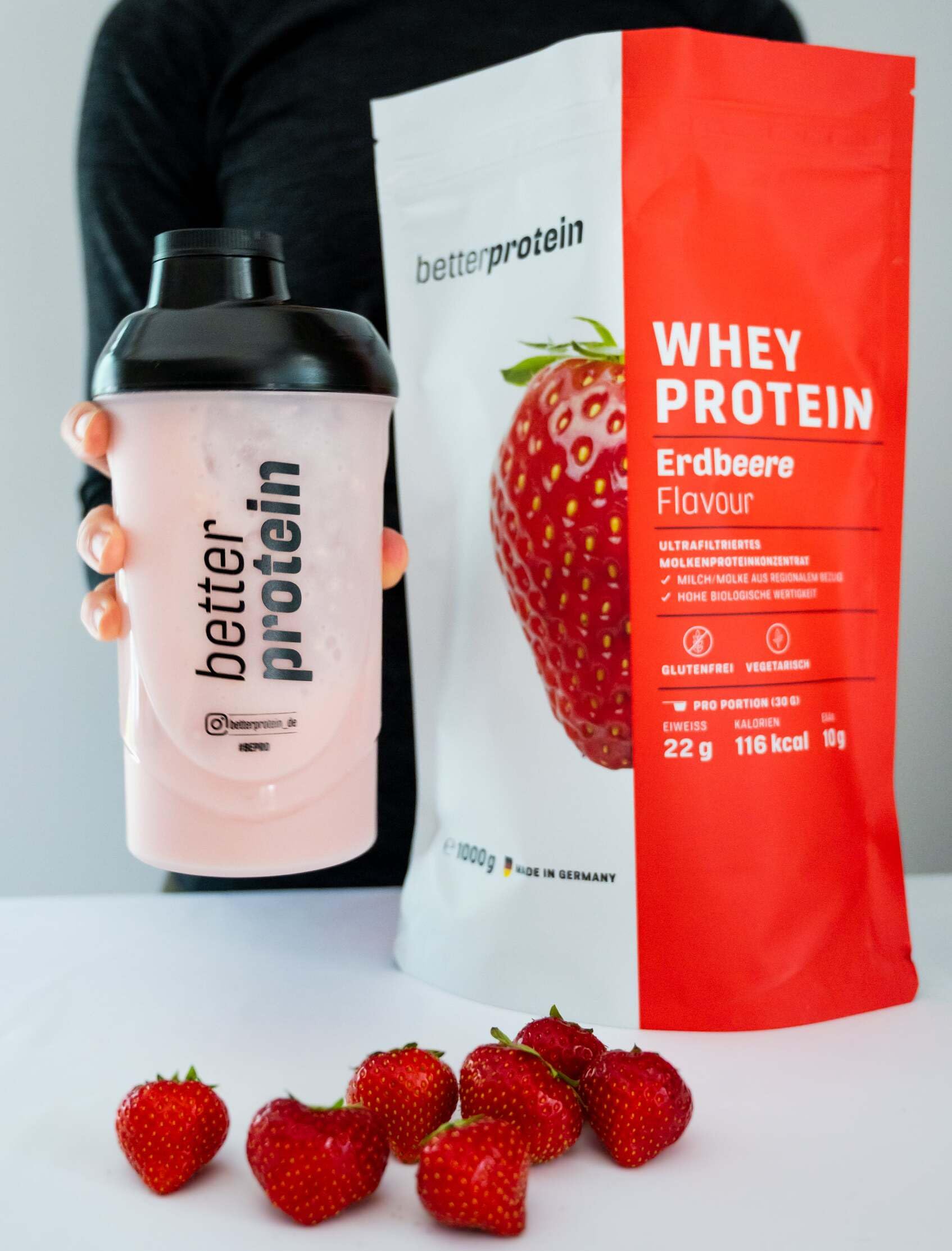Whey Protein – jordgubbe 1 kg – producerad i Tyskland från regional mjölk – BetterProtein® – Proteinpulver för muskeluppbyggnad och minskning – påse