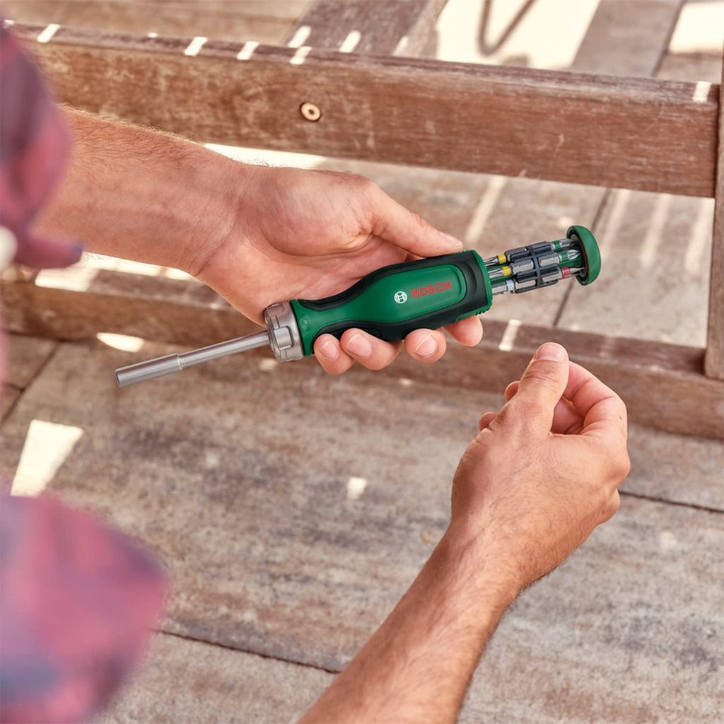 Bosch spärrskruvmejsel med 12 bits (spärrskruvmejsel med högt vridmoment för effektiv, kraftig skruvdragning; uppfällbart bitsmagasin; 12 bits medföljer; magnetisk bitshållare)