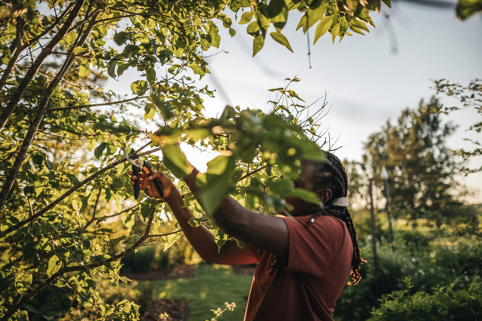 Fiskars Sekatör med sidoskär M, Solid, P321, För färska grenar och kvistar, Non stick-beläggning, Med blad av rostfritt stål, Längd: 20,1 cm, Svart/Orange, 1057162