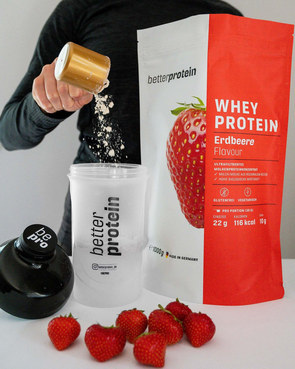 Whey Protein – jordgubbe 1 kg – producerad i Tyskland från regional mjölk – BetterProtein® – Proteinpulver för muskeluppbyggnad och minskning – påse