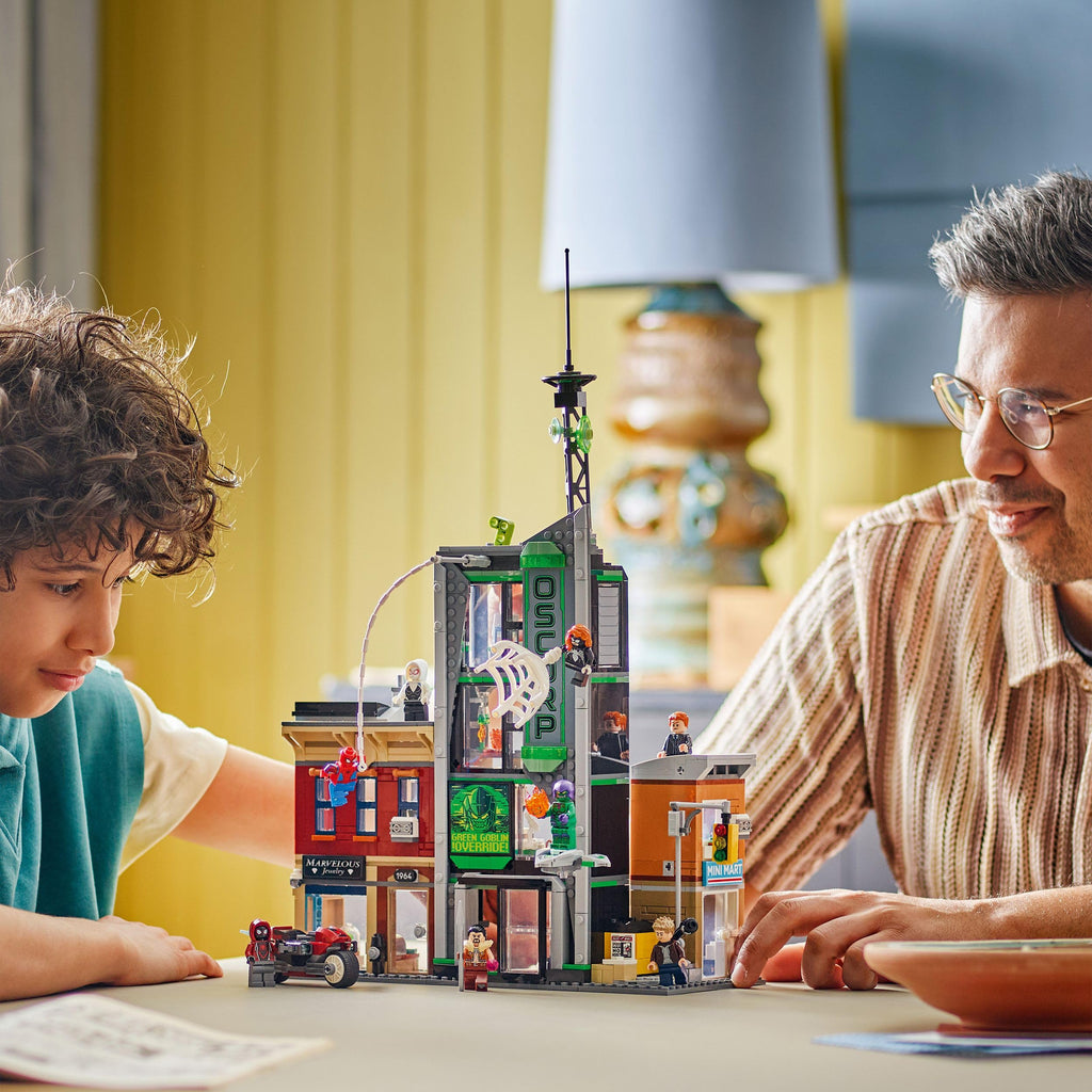 LEGO Marvel Spider-Man mot Oscorp, Byggset för barn, Innehåller minifigurer av Spider-Woman, Miles Morales, Ghost-Spider och Green Goblin, Present för pojkar och flickor att samla 76324