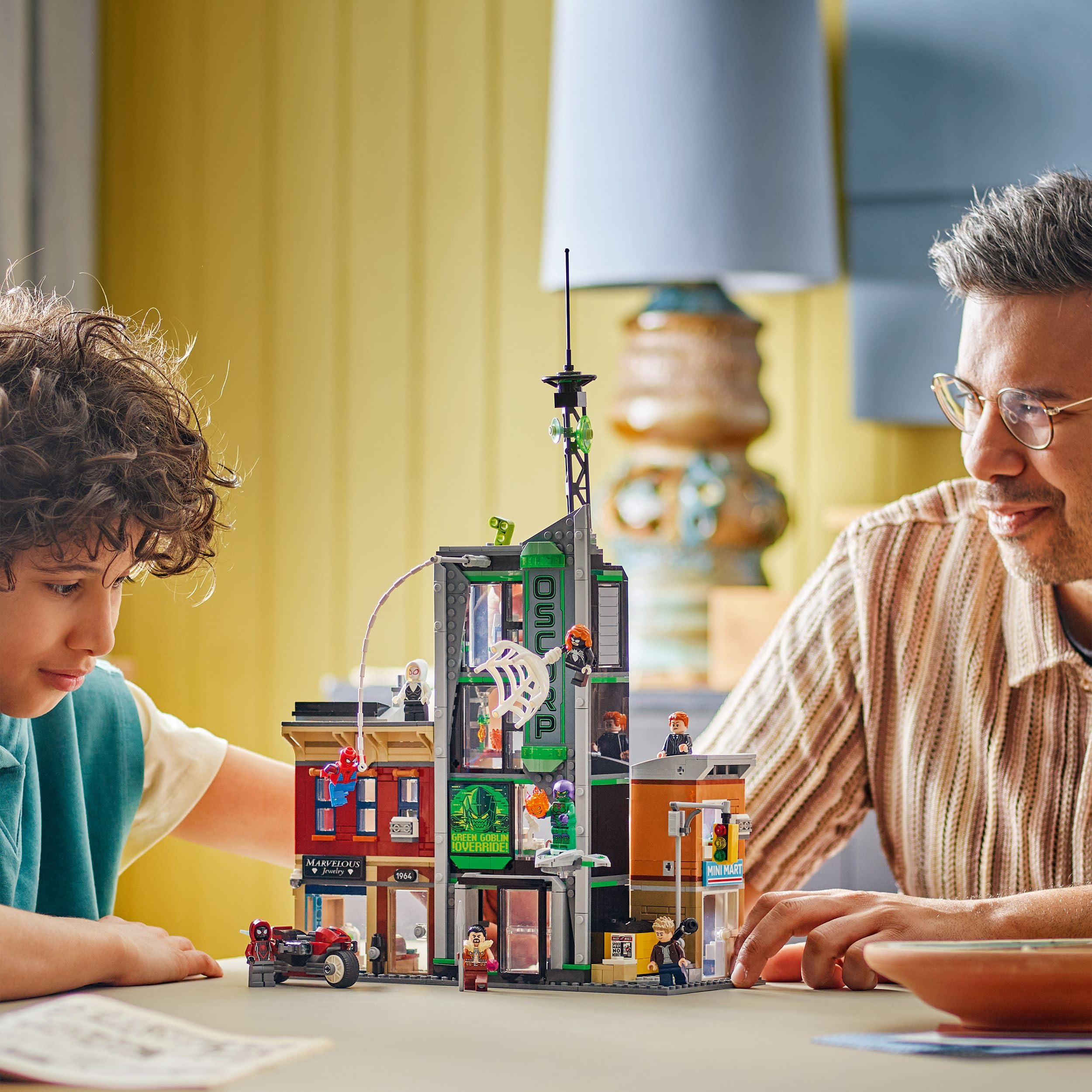 LEGO Marvel Spider-Man mot Oscorp, Byggset för barn, Innehåller minifigurer av Spider-Woman, Miles Morales, Ghost-Spider och Green Goblin, Present för pojkar och flickor att samla 76324