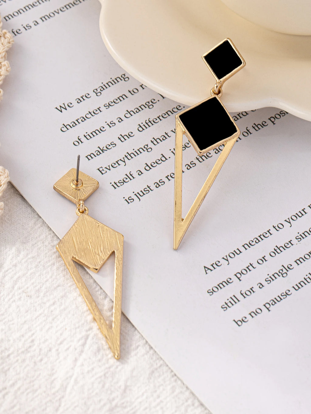 A Pair of Fashionable and Versatile Summer Trendy Alloy Diamond-Shaped Oil-Drip Earrings