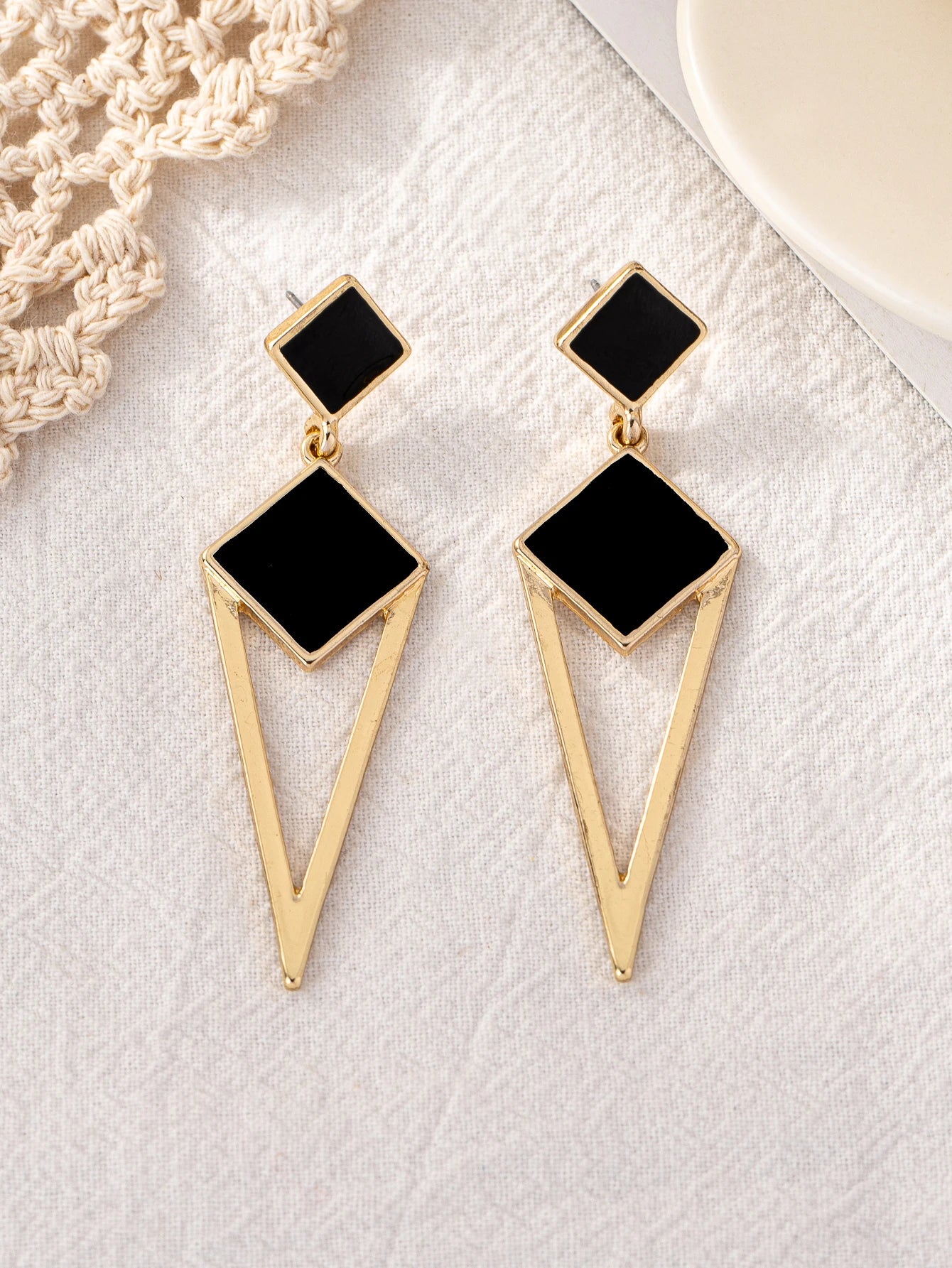 A Pair of Fashionable and Versatile Summer Trendy Alloy Diamond-Shaped Oil-Drip Earrings