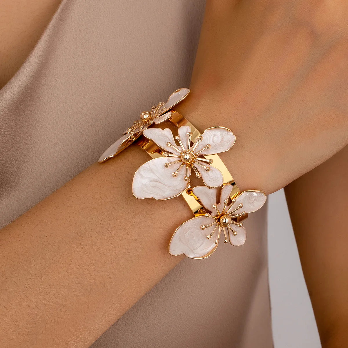 Elegant Enamel Flower Open Cuff Bracelet For Women Gold Plated Metal Pink White Blue Floral Bangles Beach Party Vacation Jewelry