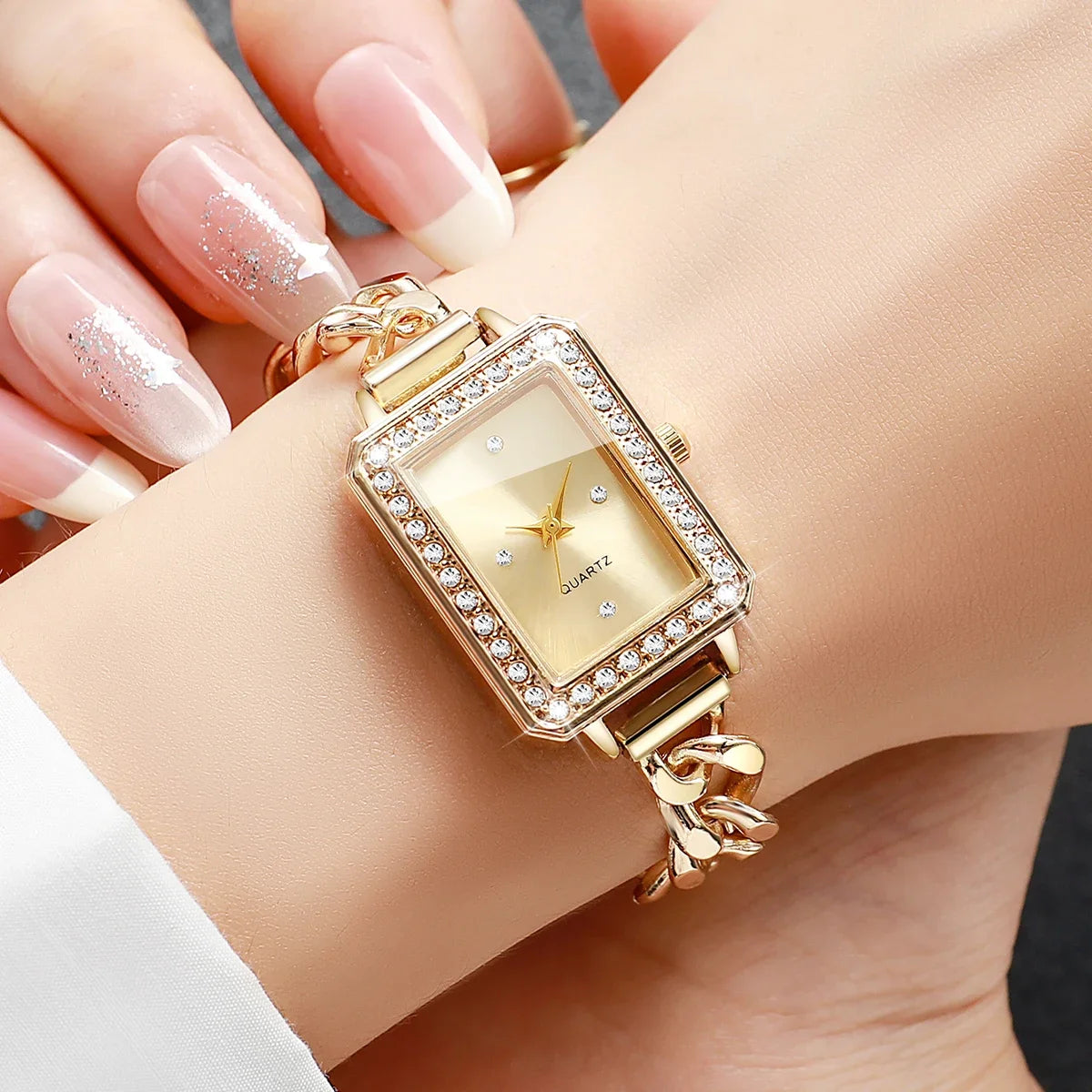 Luxury quartz watch with Roman numeral display zinc alloy case