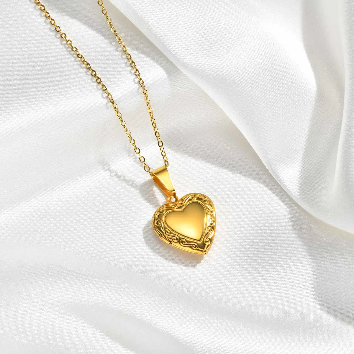 Romantic Heart Locket Pendant for Women Stainless Steel Photo Frame Openable Necklace Heart Chain Necklaces Charm Jewelry Gift